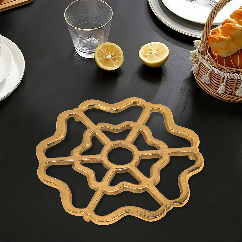 Metal Round Non-Slip Dining Place Gold Finish Trivet For Kitchen ( Pack of 1 )