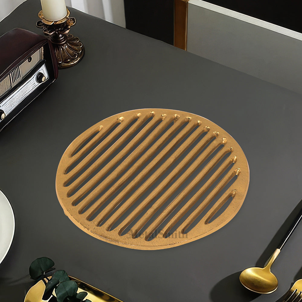 Metal Round Non-Slip Dining Place Gold Finish Trivet For Kitchen ( Pack of 1 )