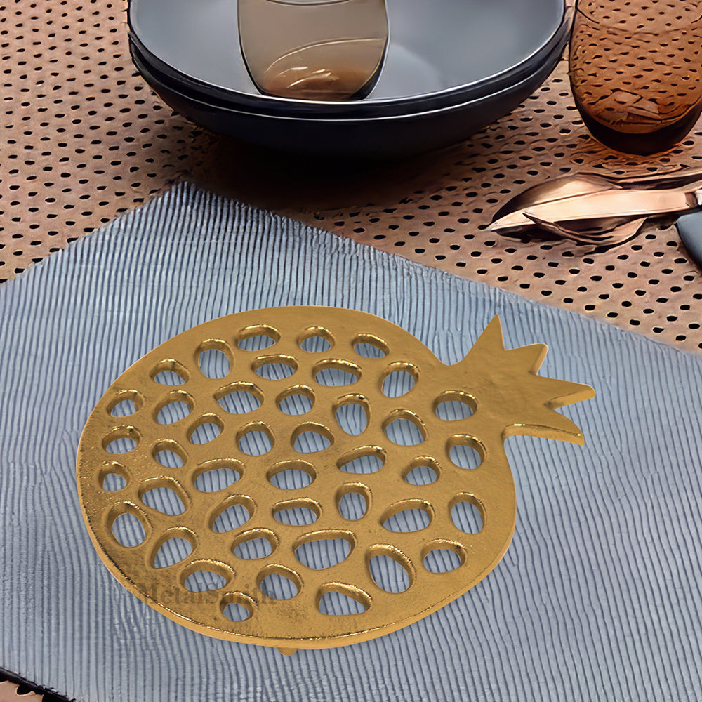 Metal Designer Non-Slip Dining Place Gold Finish Trivet For Kitchen ( Pack of 1 )
