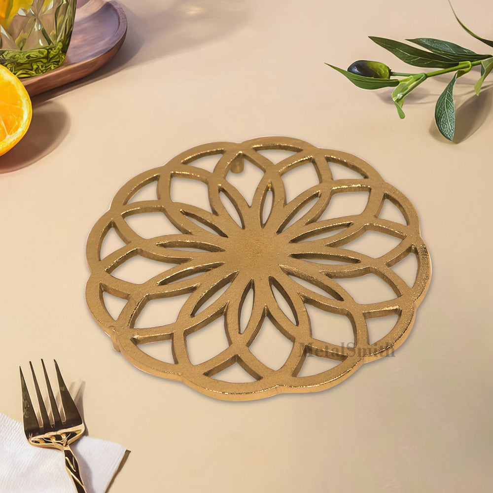 Metal Round Non-Slip Dining Place Gold Finish Trivet For Kitchen ( Pack of 1 )