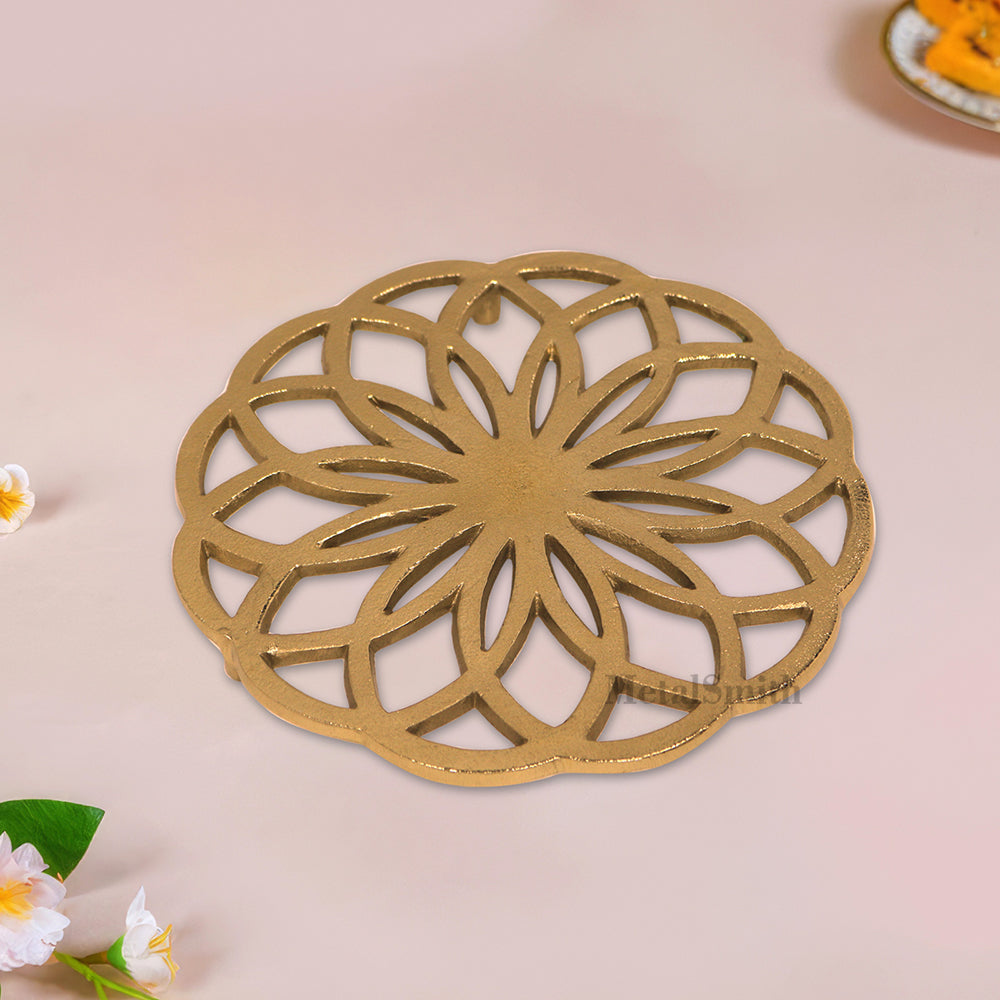 Metal Round Non-Slip Dining Place Gold Finish Trivet For Kitchen ( Pack of 1 )